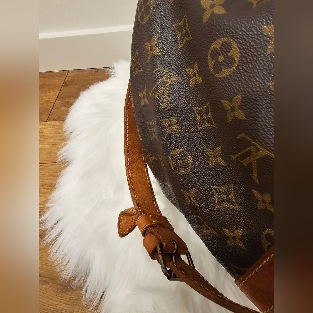 Authentic LV Keepall Bandoulière 50 in Good Condition in Classic Monogram - Picture 3 of 15